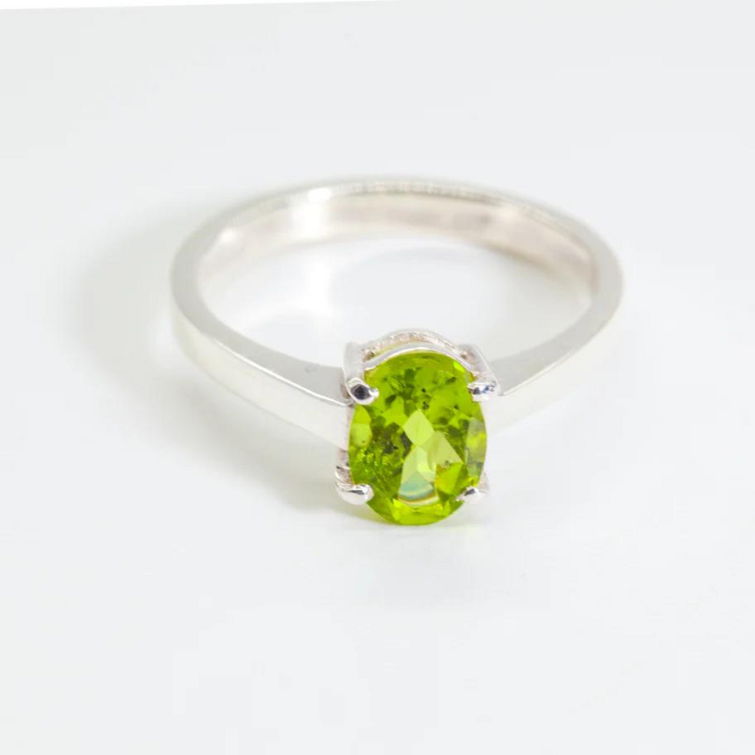 Green Peridot Silver Oval Cut Ring (1.68ct)