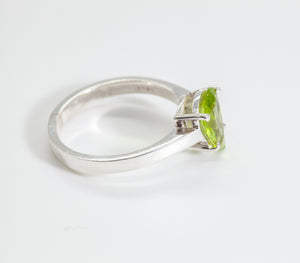 Green Peridot Silver Teardrop Cut Ring (1.7ct)