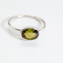 Load image into Gallery viewer, Light Green Tourmaline Silver Side Mounted Oval Cut Ring (1.65ct)