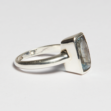 Load image into Gallery viewer, Light Blue Aquamarine Silver Emerald Cut Bezel Ring (2.76ct)