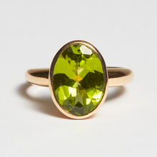 Load image into Gallery viewer, Green Peridot Gold Oval Cut Ring (5.29ct)