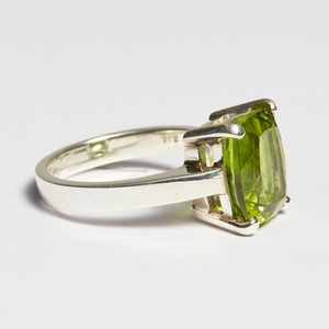 Green Peridot Silver Cushion Cut Ring (6.97ct)