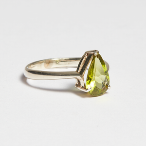 Green Peridot Silver Pear Cut Ring (1.72ct)