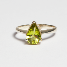 Load image into Gallery viewer, Green Peridot Silver Pear Cut Ring (1.72ct)